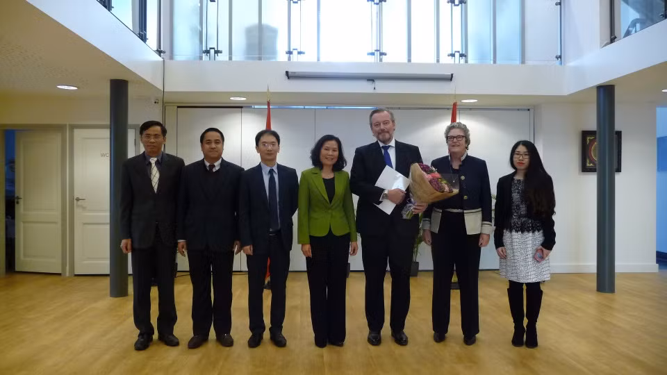 威廉•亨德里克连任越南驻荷兰阿姆斯特丹和鹿特丹荣誉领事 ảnh 1