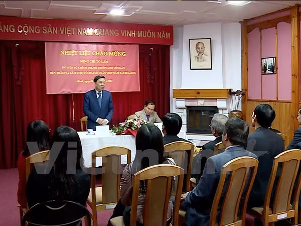 越南公安部部长苏林造访越南驻白俄罗斯大使馆 ảnh 1
