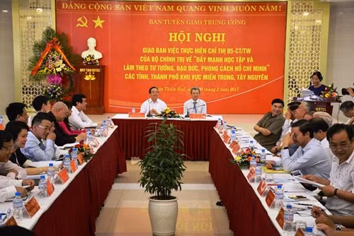 越南全国各地积极贯彻中央政治局关于学习胡志明思想道德的5号指示精神 ảnh 1