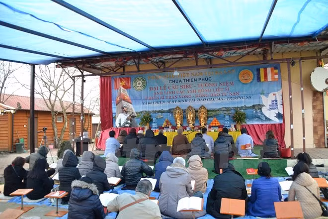  旅居波兰越南人为越南英烈们举行超度法会 ảnh 1