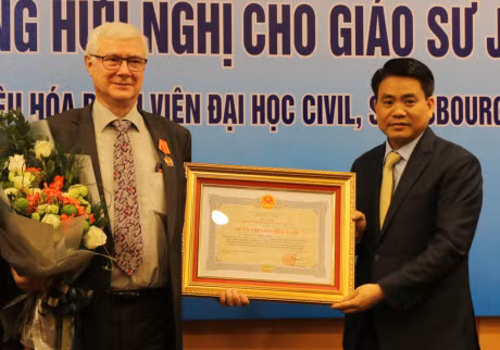 法籍教授荣获越南国家主席的友谊勋章 ảnh 1