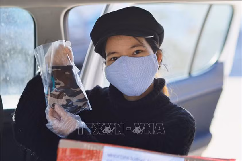 新冠肺炎疫情:疫情中越南人发放爱心口罩为俄罗斯人送温暖 ảnh 1 新冠肺炎疫情:疫情中越南人发放爱心口罩为俄罗斯人送温暖 ảnh 1