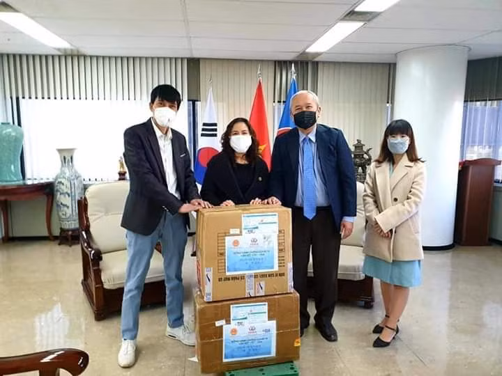 越韩企业家为旅韩越南人捐赠口罩 ảnh 1