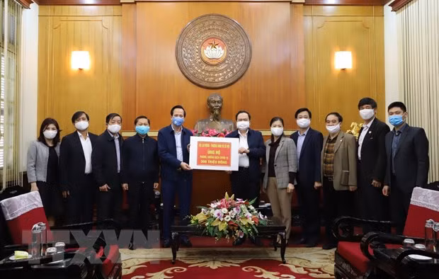 越南社会各界积极捐赠资金以及物资支援防疫工作 ảnh 1