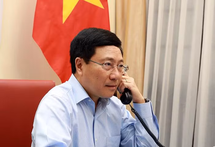 政府副总理兼外长范平明与爱沙尼亚外长通电话 ảnh 1
