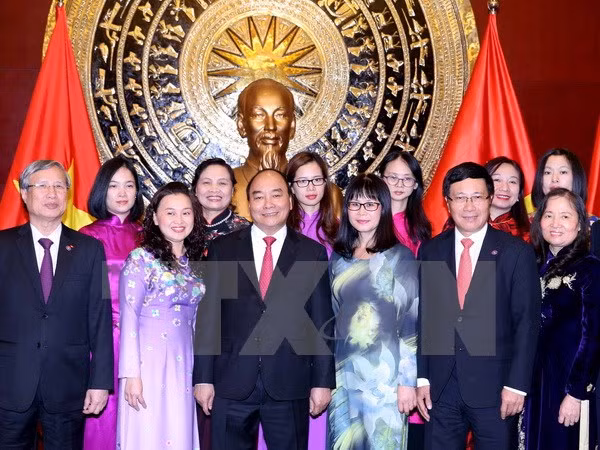 阮春福总理与越南驻华大使馆干部人员及旅居北京越南人社群交谈 ảnh 1