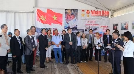 《人民报》社展位亮相法国人道报节 ảnh 1