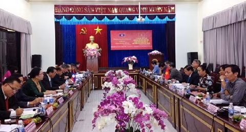 老挝农村发展与减贫中央委员会代表团访问越南西原地区 ảnh 1