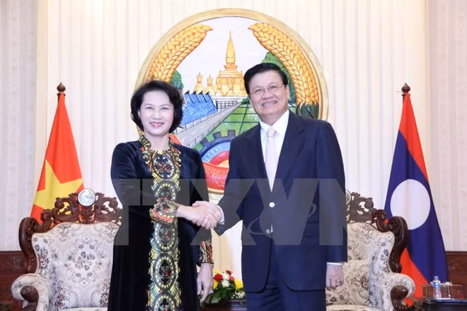 越南国会主席阮氏金银会见老挝总理通论 ảnh 1 越南国会主席阮氏金银会见老挝总理通论 ảnh 1