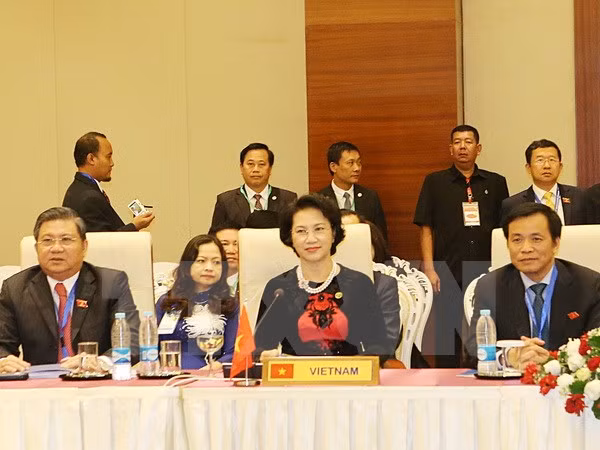 越南国会主席阮氏金银出席第37届东盟议会联盟大会委员会会议 ảnh 1