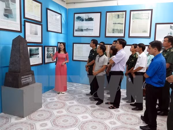 “黄沙与长沙两个群岛归属越南:历史证据与法律依据图片资料展”在山萝省举行 ảnh 1 “黄沙与长沙两个群岛归属越南:历史证据与法律依据图片资料展”在山萝省举行 ảnh 1