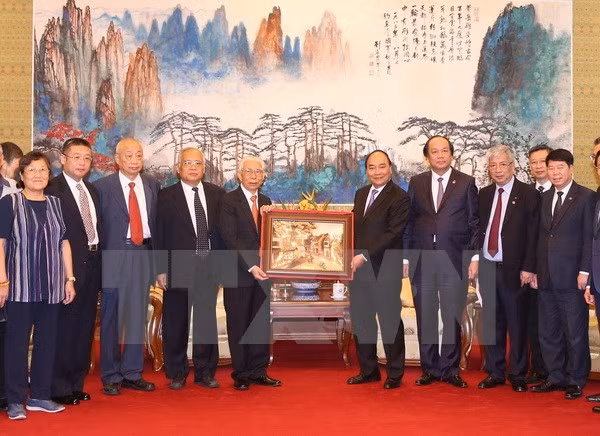 阮春福总理同中国援越专家顾问会面交流 ảnh 1 阮春福总理同中国援越专家顾问会面交流 ảnh 1