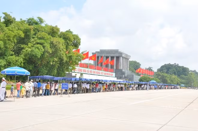 九•二国庆节期间超过3.1万人次入陵瞻仰胡志明主席遗容 ảnh 1