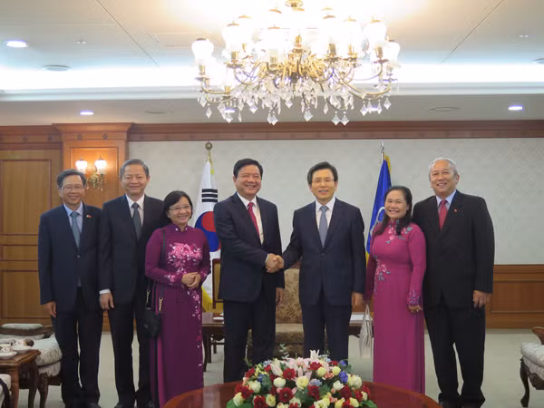 胡志明市市委书记丁罗升对韩国进行工作访问 ảnh 2