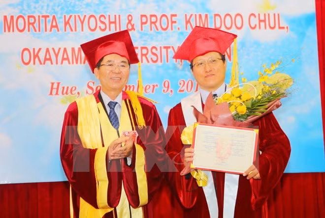 日本冈山大学两名教授被越南顺化大学聘为名誉教授 ảnh 1 日本冈山大学两名教授被越南顺化大学聘为名誉教授 ảnh 1