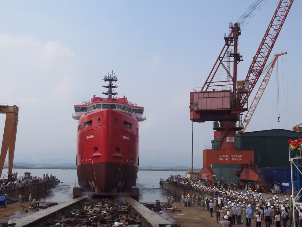 越南建造PSV3300油气服务船2#成功下水 ảnh 1