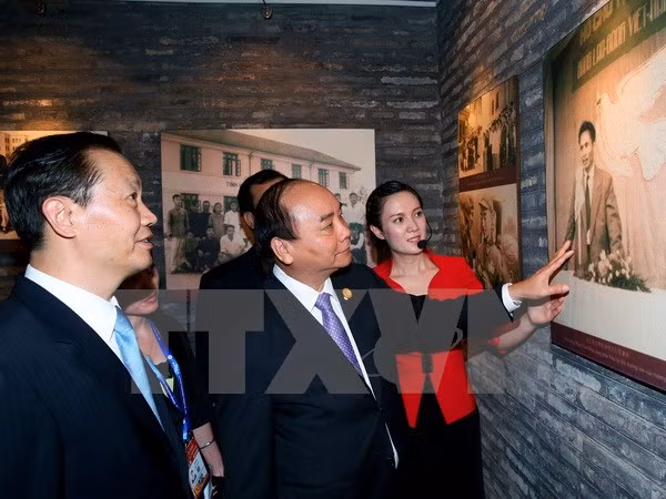 阮春福总理走访慰问越南中央学舍区与广西现代农业技术展示中心 ảnh 1 阮春福总理走访慰问越南中央学舍区与广西现代农业技术展示中心 ảnh 1