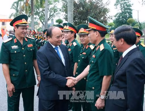 阮春福总理走访慰问越南人民军第三军区干部战士 ảnh 1