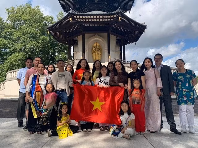 旅英越南侨胞心系祖国情系家乡 捐赠物资共抗疫情 ảnh 1 旅英越南侨胞心系祖国情系家乡 捐赠物资共抗疫情 ảnh 1