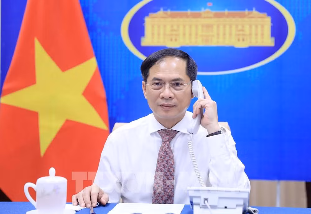 越南外长裴青山与新加坡外长维文通电话 ảnh 1 越南外长裴青山与新加坡外长维文通电话 ảnh 1