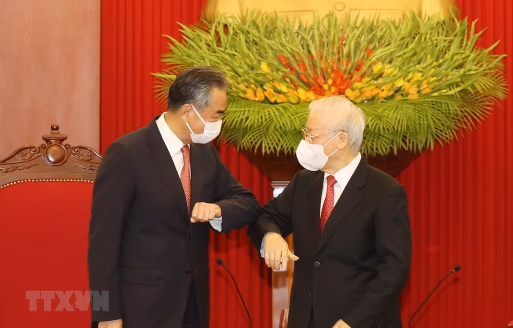 越共中央总书记阮富仲会见中国国务委员兼外交部长王毅 ảnh 1