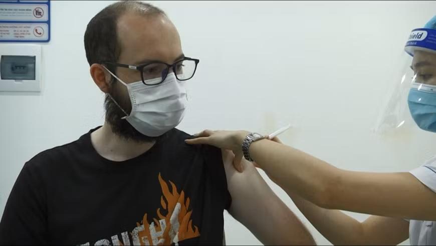 外国公民对在河内市接受疫苗接种和新冠病毒检测感到高兴 ảnh 1