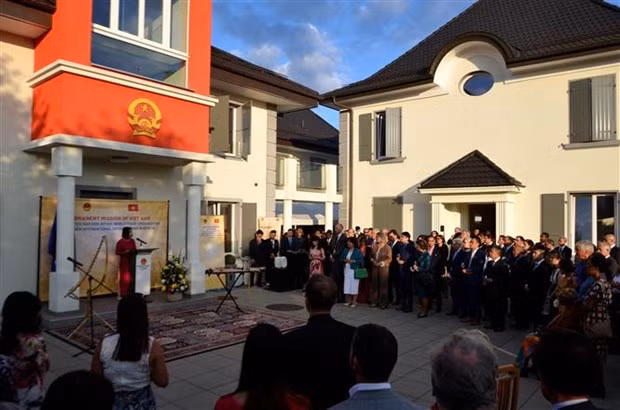 国际朋友在日内瓦出席越南社会主义共和国建国76周年招待会 ảnh 2 国际朋友在日内瓦出席越南社会主义共和国建国76周年招待会 ảnh 2