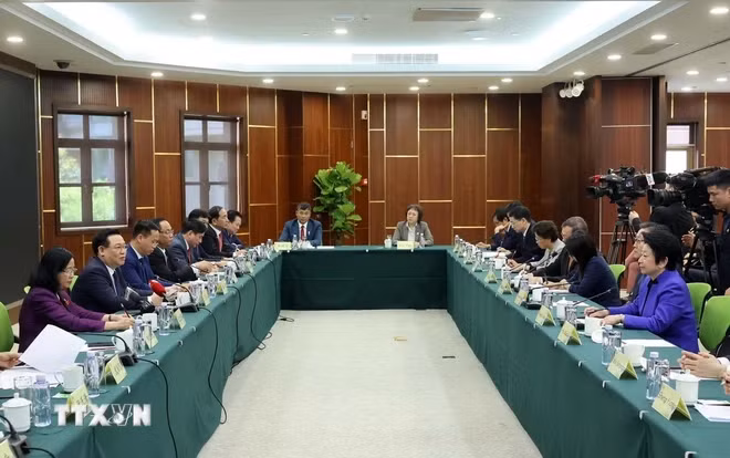 国会主席王廷惠造访上海市虹桥街道基层立法联系点 ảnh 1