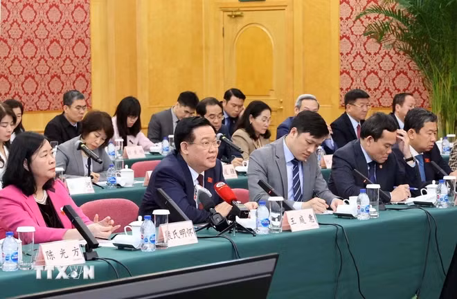 越南国会主席王廷惠参观上海自由贸易试验区 ảnh 2 越南国会主席王廷惠参观上海自由贸易试验区 ảnh 2