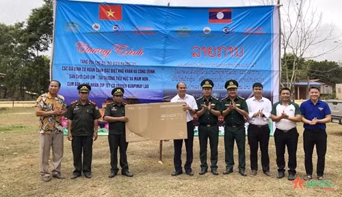 越南胡伯伯部队全心全意关照老挝人民群众的健康 ảnh 1