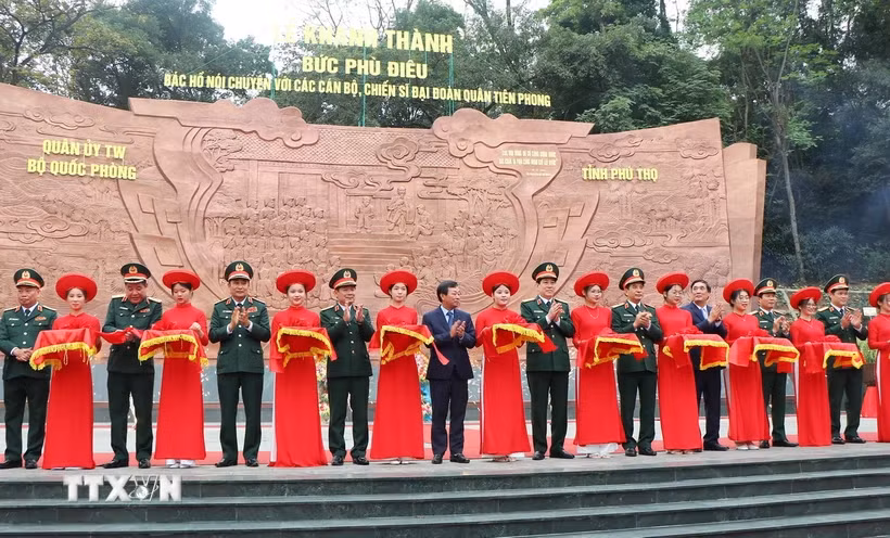 浮雕《胡伯伯与先锋大团官兵交谈》在雄王庙落成 ảnh 1