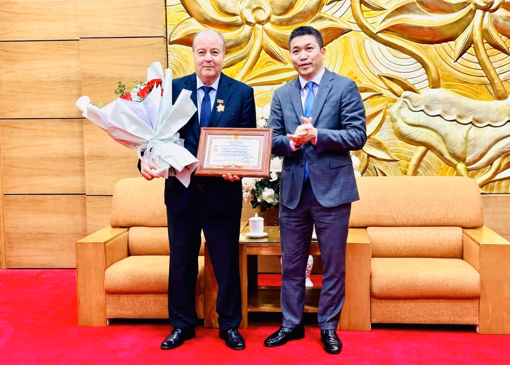 阿尔及利亚驻越南大使荣获“致力于各民族和平与友谊”纪念章 ảnh 1