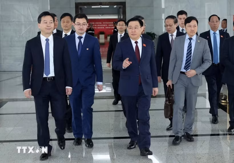 越南国会主席王廷惠参观上海自由贸易试验区 ảnh 1 越南国会主席王廷惠参观上海自由贸易试验区 ảnh 1
