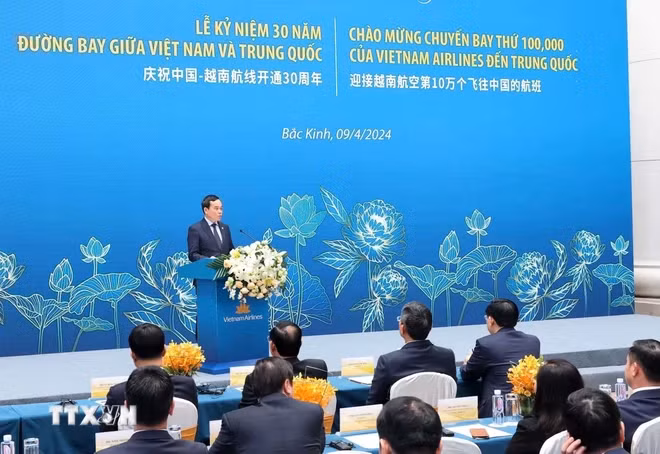 越南国会主席王廷惠出席越中航线开通30周年庆典 ảnh 1