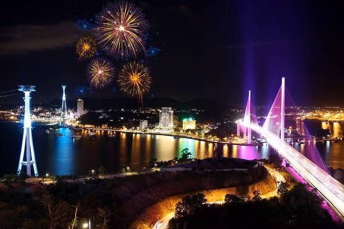 2024年下龙狂欢节:乘观光船赏烟花路线一票难求 ảnh 1 2024年下龙狂欢节:乘观光船赏烟花路线一票难求 ảnh 1