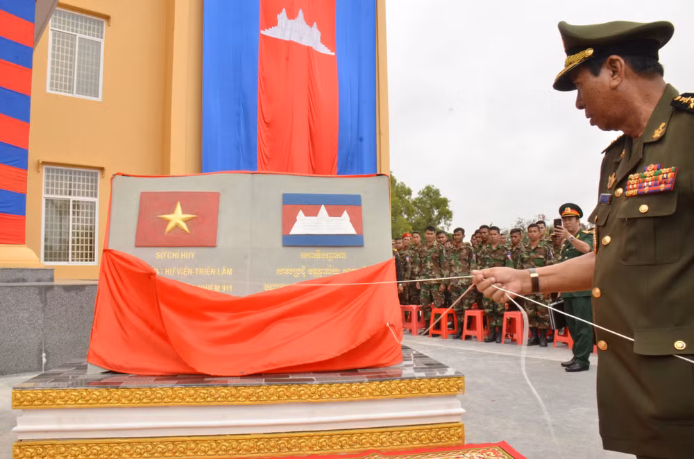 越柬建交50周年：越南人民军与柬皇家军队加强合作 ảnh 1