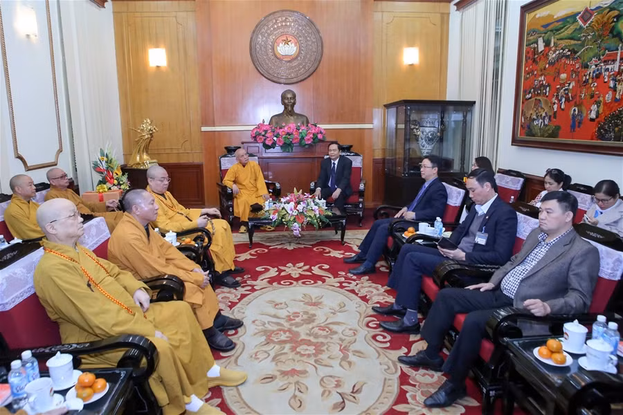 越南祖国阵线中央委员会主席陈青敏会见越南佛教协会代表团 ảnh 1