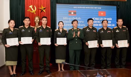 为老挝《人民军队报》干部、记者举办的2017年新闻业务培训班圆满结束 ảnh 2