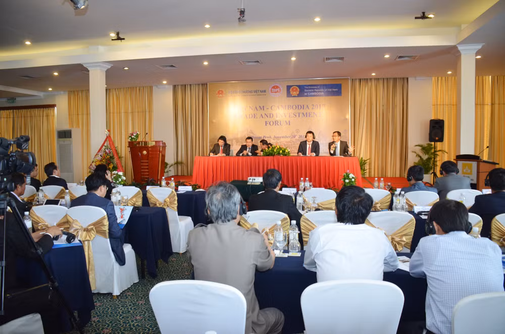 越柬建交50周年：2017年越柬贸易投资论坛在柬埔寨金边举行 ảnh 2