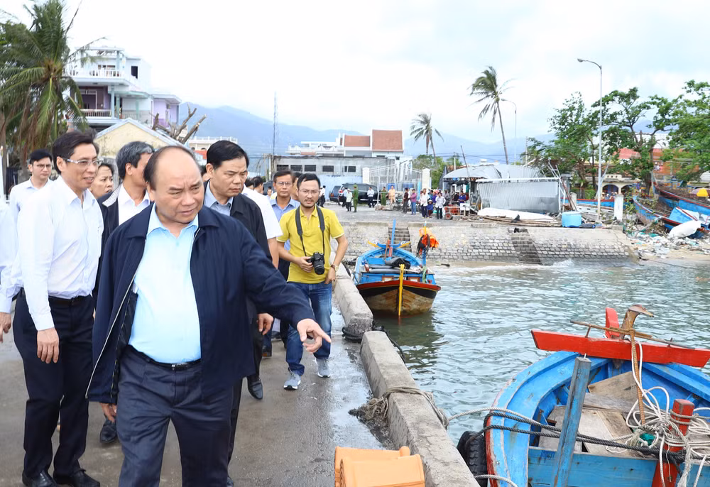 阮春福总理视察庆和省各地灾后恢复重建工作情况 ảnh 1 阮春福总理视察庆和省各地灾后恢复重建工作情况 ảnh 1