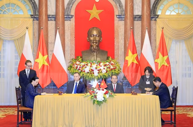  越南国家主席陈大光举行仪式欢迎波兰总统访越 ảnh 2