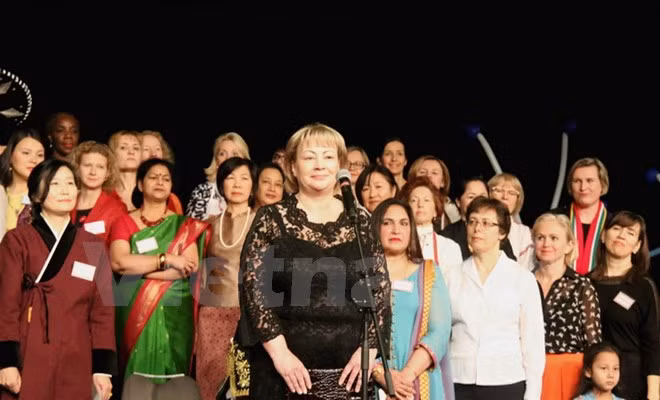 2017年布拉格圣诞慈善义卖活动：越南展位吸引了众多现场参观者的浓厚兴趣 ảnh 2