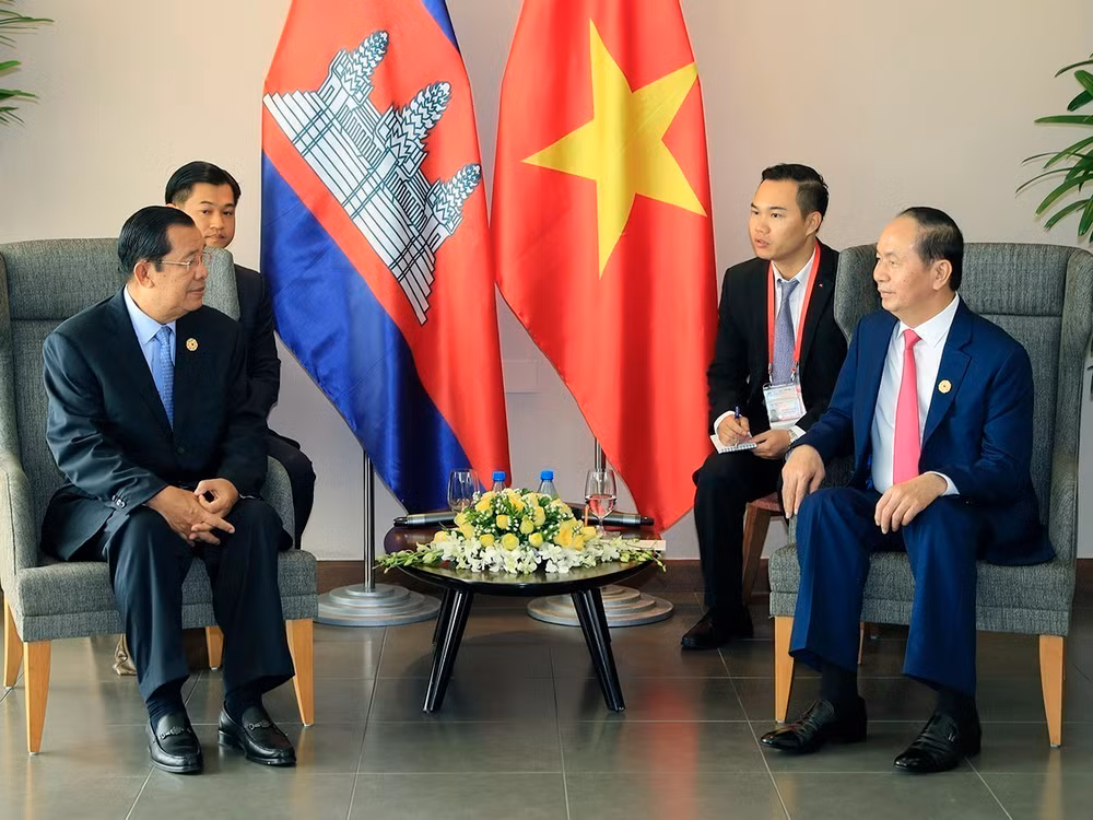 2017 年APEC会议： 越南国家主席陈大光会见柬埔寨首相和韩国总统 ảnh 2