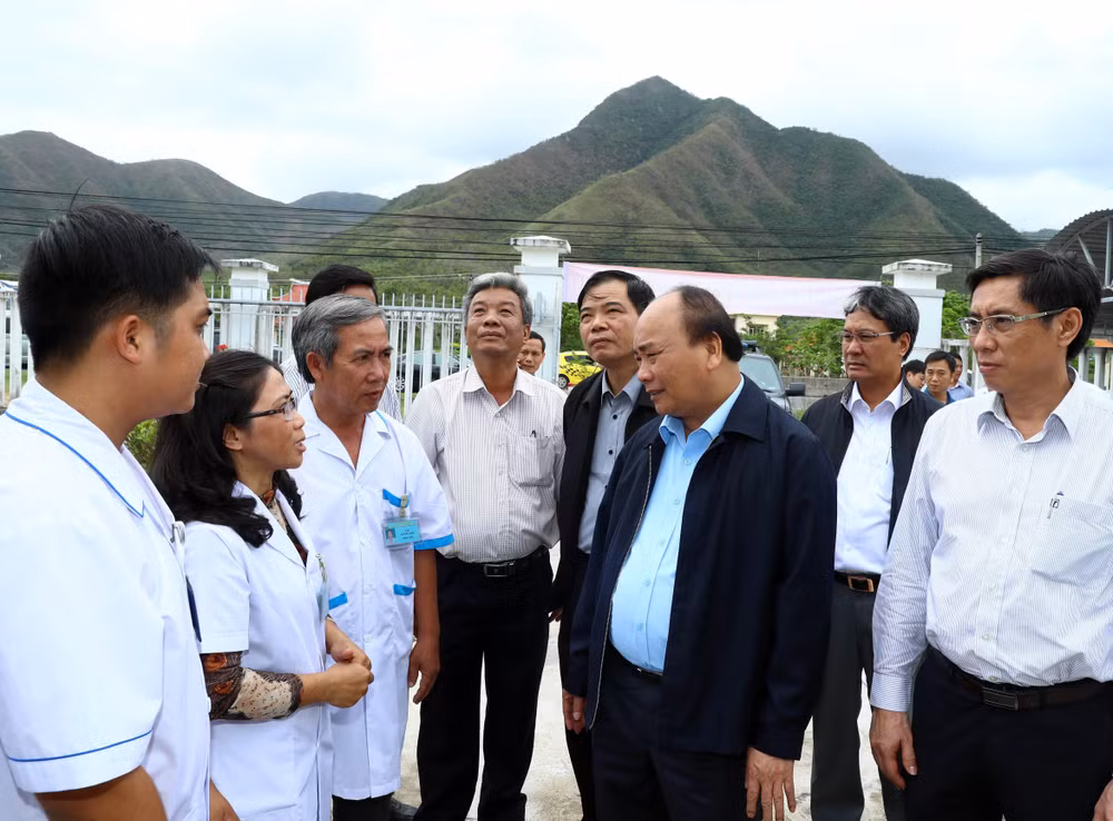 阮春福总理视察庆和省各地灾后恢复重建工作情况 ảnh 2 阮春福总理视察庆和省各地灾后恢复重建工作情况 ảnh 2