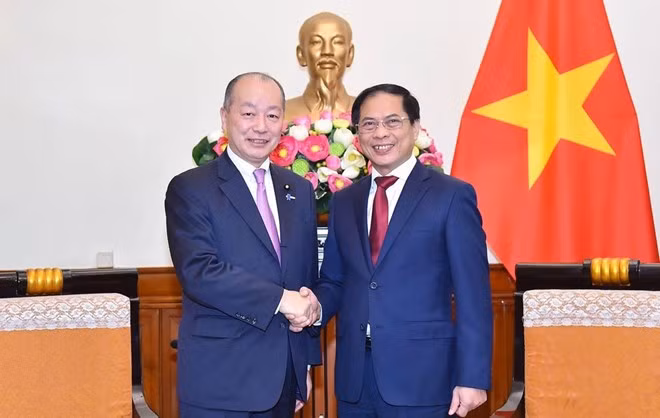 越南外长裴青山会见日本外务副大臣高木启 ảnh 1 越南外长裴青山会见日本外务副大臣高木启 ảnh 1