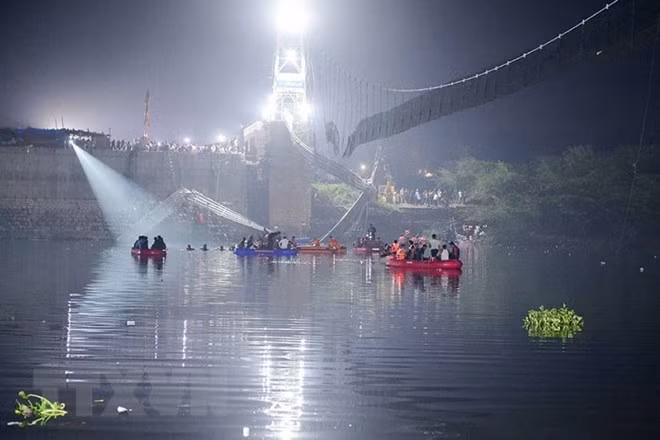 越南国家领导人就印度吊桥倒塌事故向印度领导人致慰问电 ảnh 1