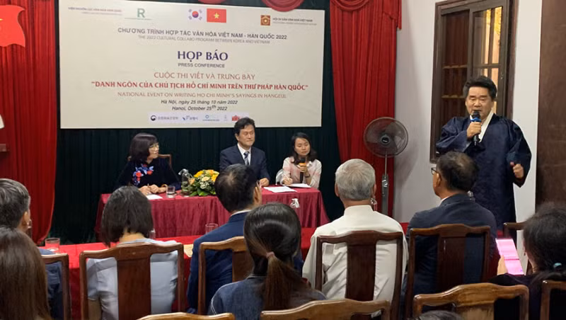 韩国书法作品中的胡志明主席名言 ảnh 1
