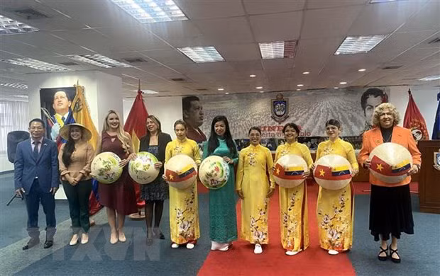 在外国推广越南的丝绸产品和传统奥黛 ảnh 2