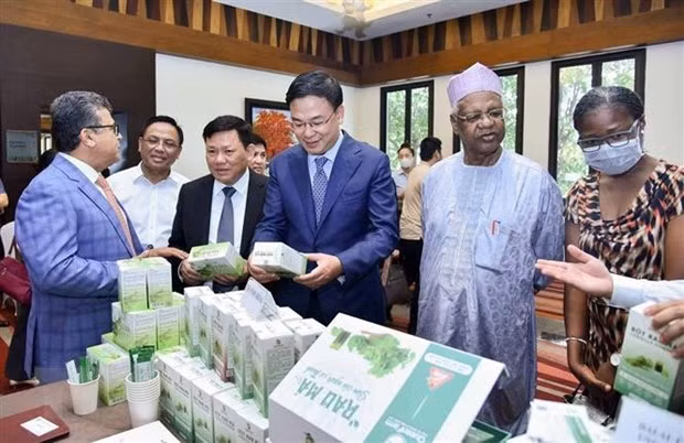 越南驻新加坡大使馆商务参赞高春胜高度评价该国清真食品市场的潜力 ảnh 1