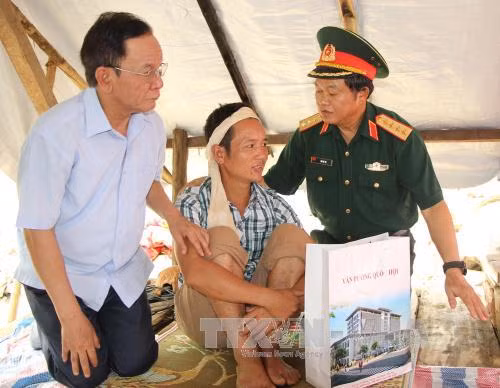 越南国会副主席杜伯巳看望慰问山罗省灾民 ảnh 1